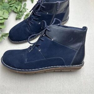Clarks Women's Size 12 Tamitha Key Lace Up Ankle Boots Navy Blue Leather Suede